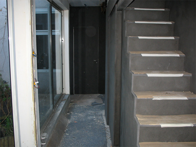 l'escalier de la mezzanine et le couloir